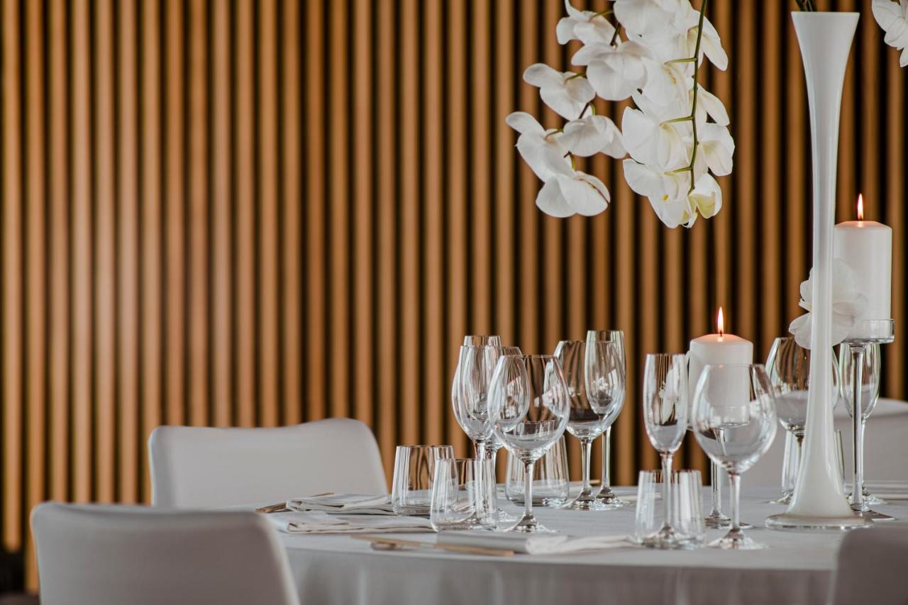 Nobu Hotel Varsavia Esterno foto A table set for a formal dinner
