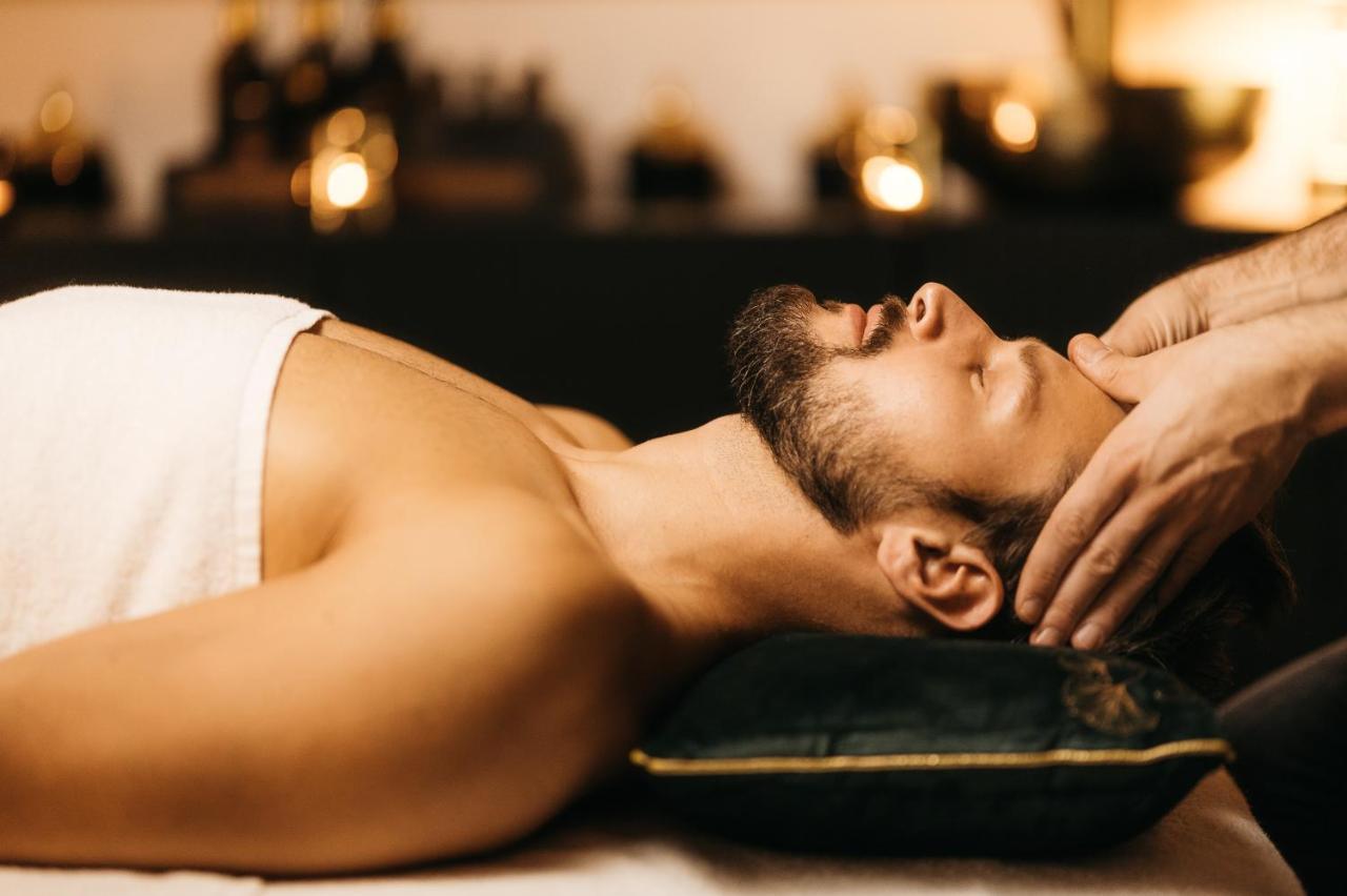 Nobu Hotel Varsavia Esterno foto A man receiving a head massage