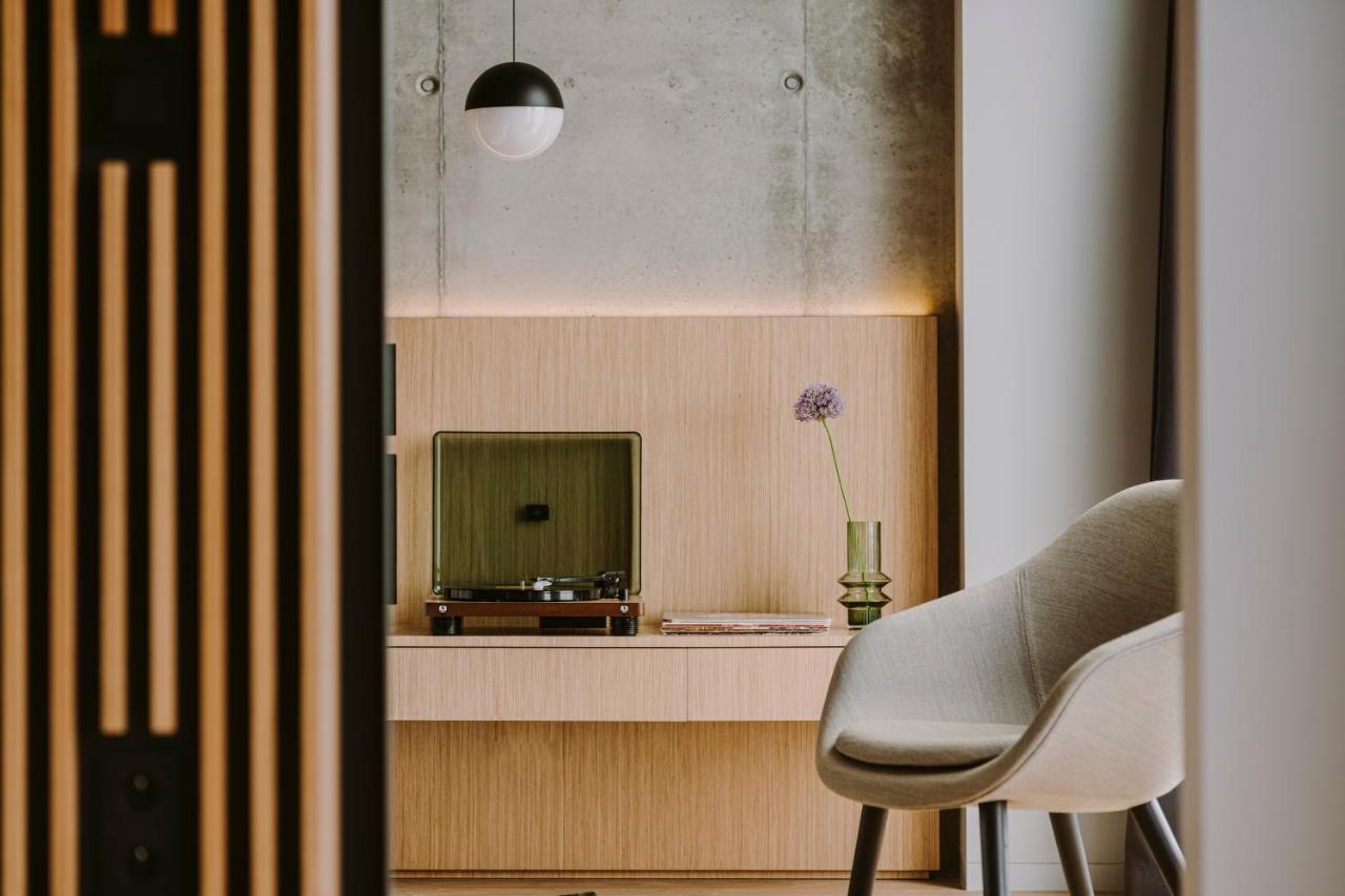 Nobu Hotel Varsavia Esterno foto A record player in a home